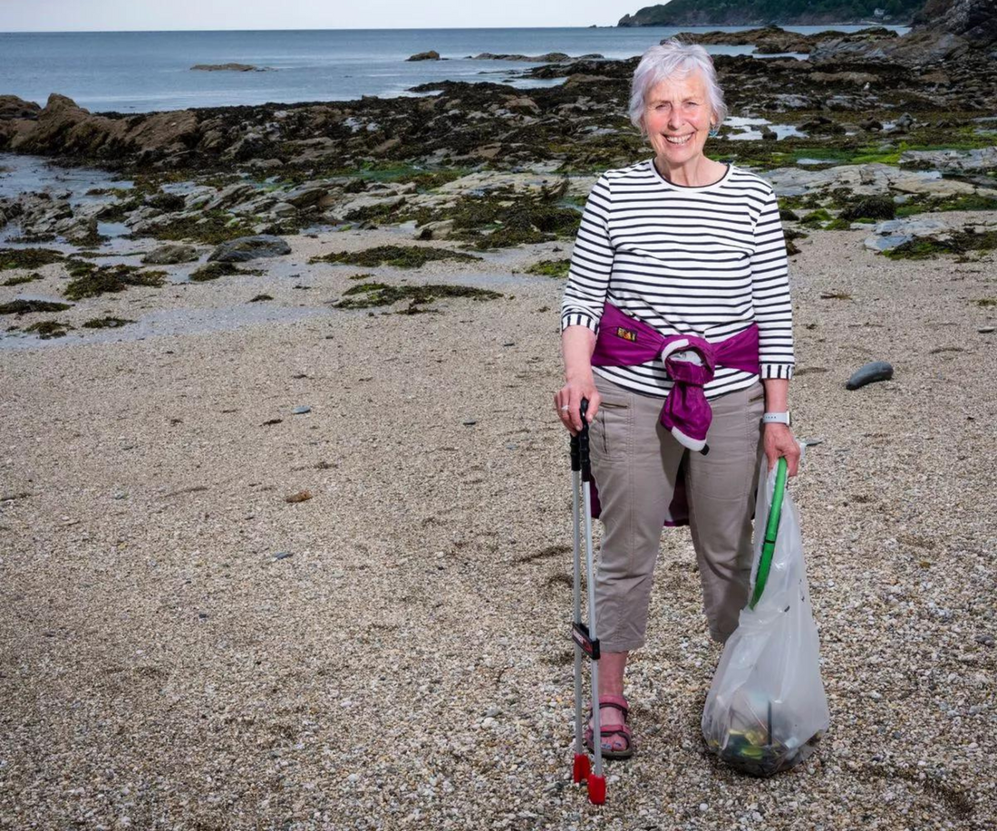 Een foto van 'Action Nan' op het strand met opgeruimd vuil