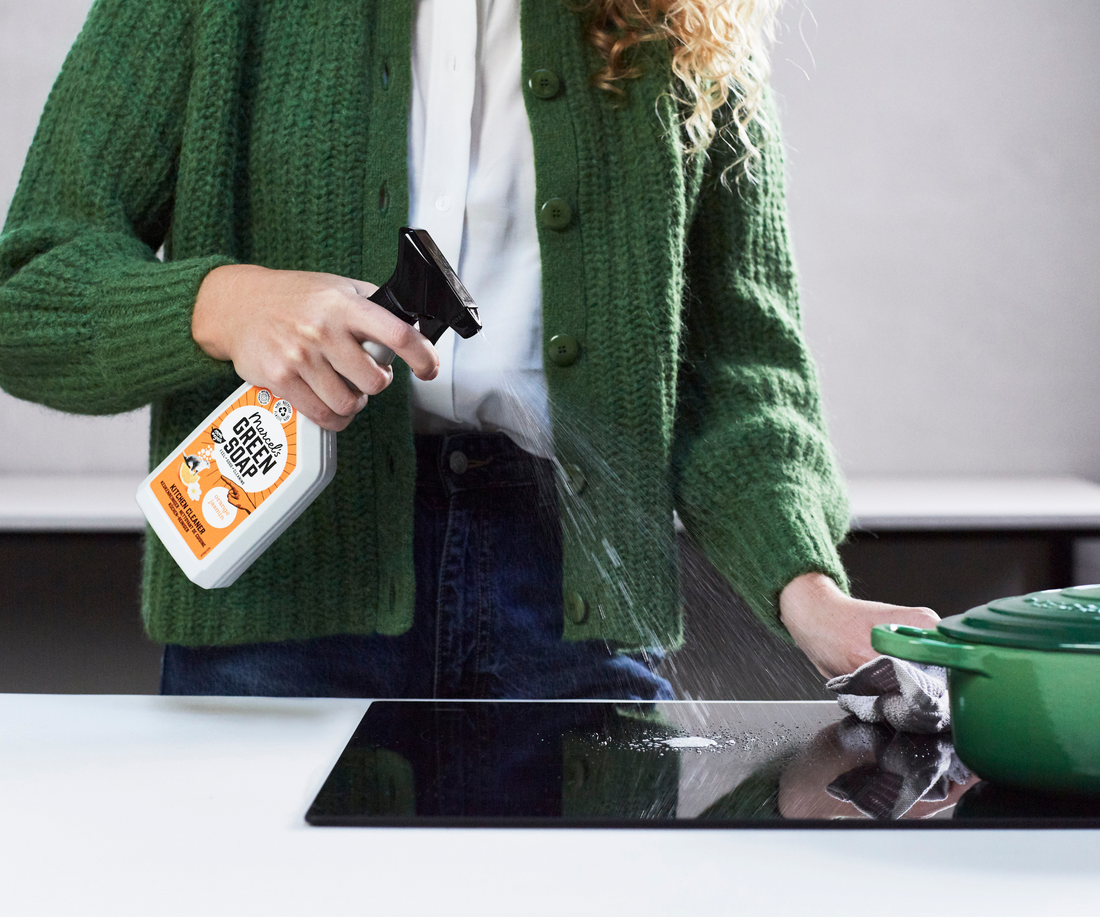 Kookplaat die schoongemaakt wordt met Marcel's Green Soap Keukenreiniger