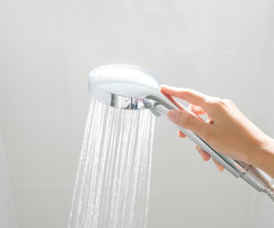 Schone Douchekop die water spuit