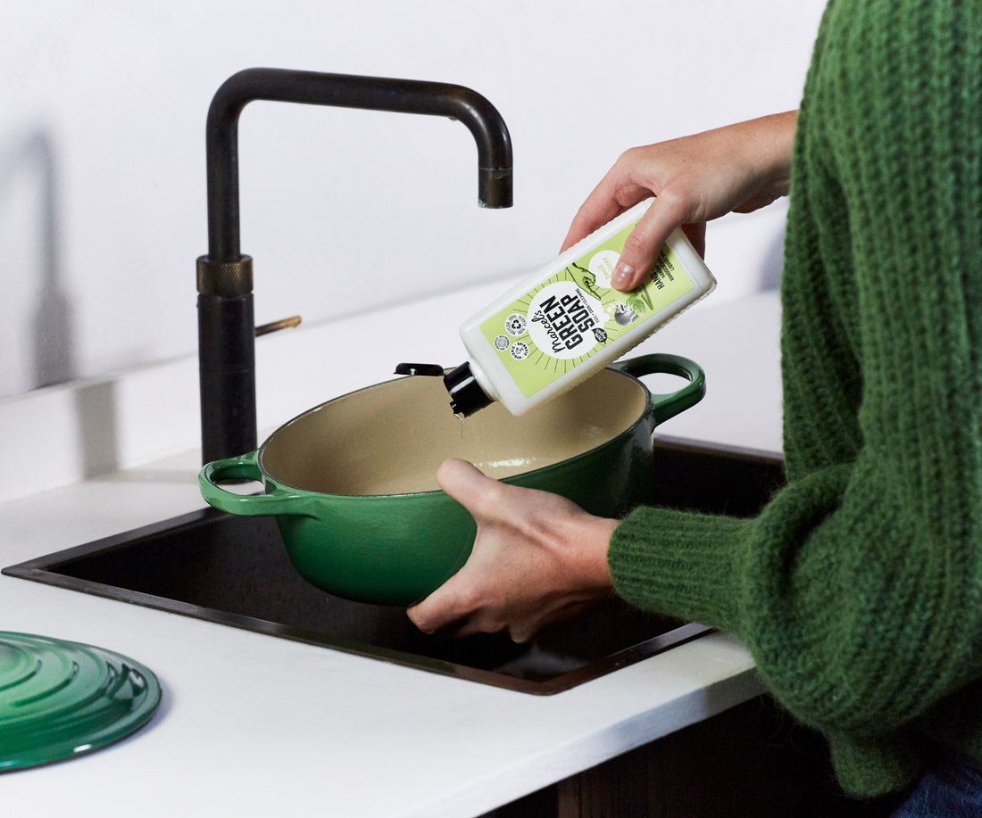 Pan wordt afgewassen met Marcel's Green Soap Afwasmiddel