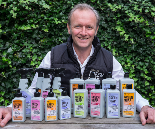 Marcel op de foto met verschillende Marcel's Green Soap producten
