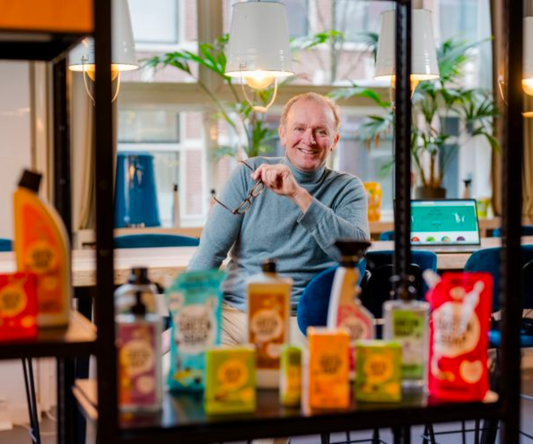 Marcel op kantoor met Green Soap Producten