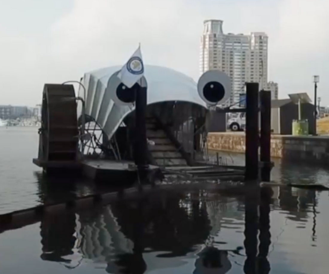 Mister Trash Wheel in de haven van Baltimore