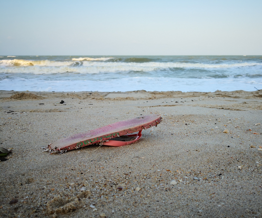 Plastic slipper op een strand